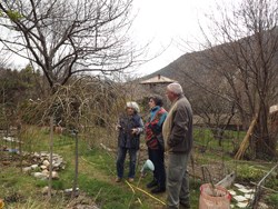 Mme Nicole Jalla-Cerulei (Ã gauche sur la photo) faisant visiter son jardin