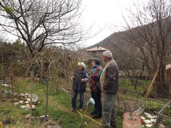 Mme Nicole Jalla-Cerulei (à gauche sur la photo) faisant visiter son jardin