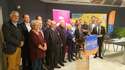 Les chercheurs entourÃ©s de donateurs, partenaires et ligueurs 