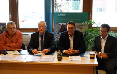 Christophe DEFFREIX, Président du SICTOBA, Serge BLACHE, Président du SYTRAD, Jean-Frédéric FABERT, Président du SYPP et Hervé PENEAU, Directeur général de ONYX ARA lors de la signature de la DSP (Délégation de Service Public) entre les trois syndicats et le groupe Veolia Recyclage & Valorisation des déchets