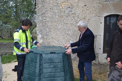 Benoit Pujol, technicien en charge du compostage et Jean-FranÃ§ois Borie, vice-prÃ©sident du SICTOBA
