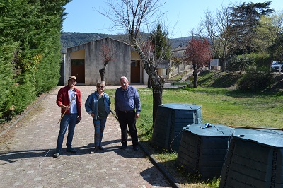 Benoit Pujol, technicien du SICTOBA, Nicole Absil, membre de l'association « Qualité de vie » à Grospierres et habitante du village et Marc Guigon, maire et vice-président du SICTOBA.