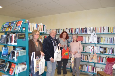 FranÃ§oise, Emilie et Ilse (absence dâ€™Evelyne sur la photo), les responsables de la bibliothÃ¨que locale accompagnÃ©es de Jean-FranÃ§ois Borie, maire de la commune 