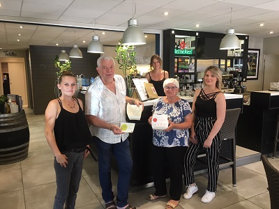 Deux des vice-prÃ©sidents du SICTOBA accompagnÃ©s d'employÃ©s et de la propriÃ©taire du restaurant lors de la remise des gourmets bags