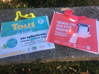 Les sacs de tri du SICTOBA (avec à droite ceux dédiés à la CDC des Gorges de l'Ardèche)