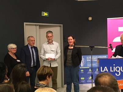 Marie-Claire PAQUELET, vice-prÃ©sidente du SICTOBA, Ã gauche sur la photo, remettant le chÃ¨que Ã cÃ´tÃ© dâ€™autres donateurs.