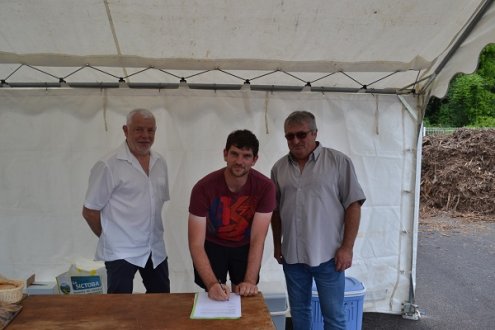 Signature de la convention entre un agriculteur et les Ã©lus du SICTOBA