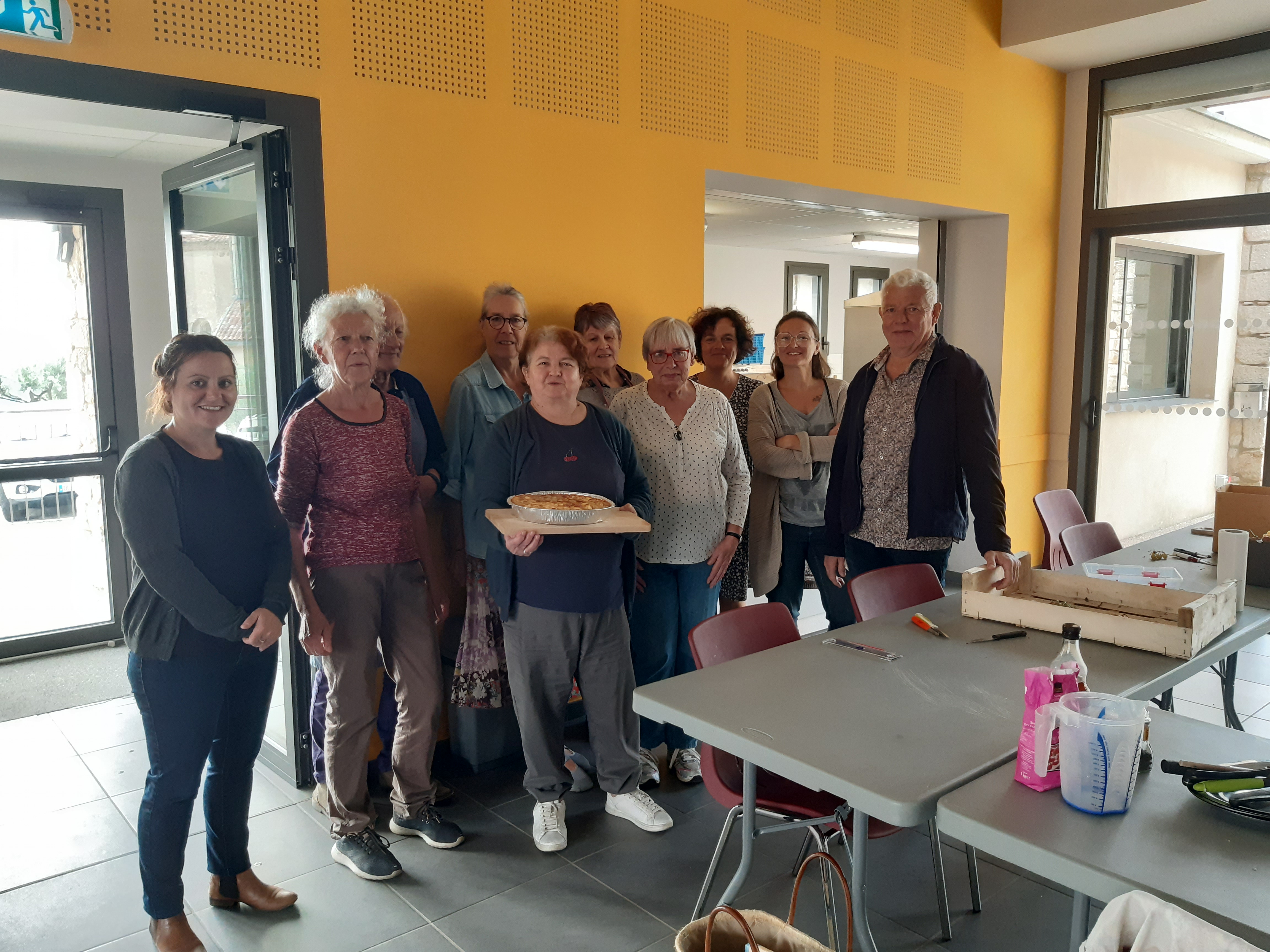 Les participants accompagnés des organisateurs et Edith la cuisinière qui animait l'atelier