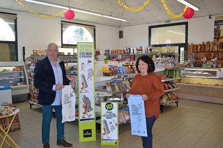 Jean-François Borie, maire et vice-président du SICTOBA, a présenté à Myriam Rivalland les sacs à pain recyclés et le collecteur de piles et petites batteries usagées